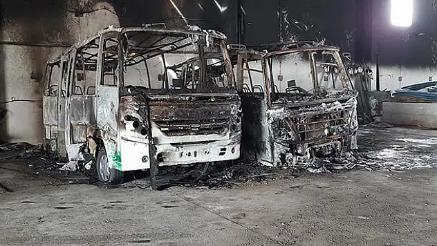 Konya'da belediye garajında yangın çıktı, 2 minibüs yandı