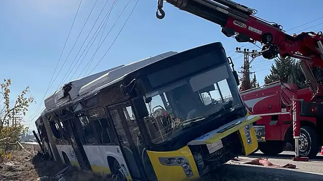 Konya'da belediye otobüsü elektrik direğine çarptı: 17 kişi yaralandı
