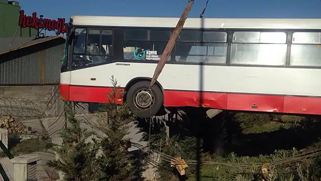 Konya'da belediye otobüsü korkuluklara asılı kaldı