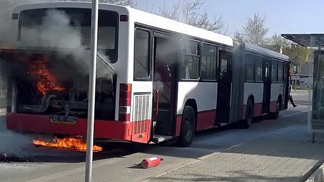 Konya'da belediye otobüsü yandı