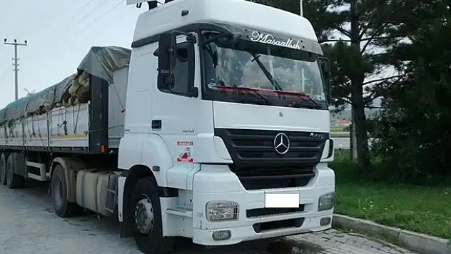 Konya'da belgesiz hayvan derisi taşıyan tır yakalandı