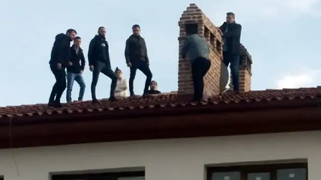 Konya'da benzinle çatıya çıkarak intihar etmek isteyen şahsı polis ikna etti
