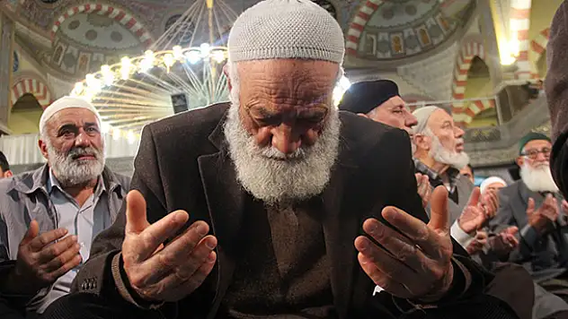 Konya'da Berat Kandili'nde camiler doldu taştı