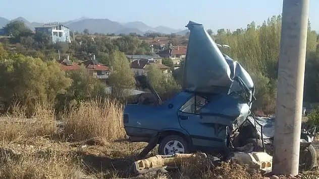 Konya'da beton direğe çarpan otomobilin sürücüsü ağır yaralandı!
