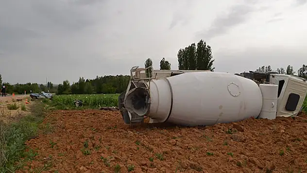 Konya'da beton mikseri ile otomobil çarpıştı: 1 ölü, 1 yaralı