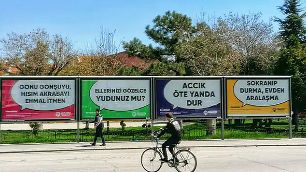 Konya'da bilboardlardan şiveli 'evde kal' mesajı: 'Gorona vilan bi şiy itmez dime'