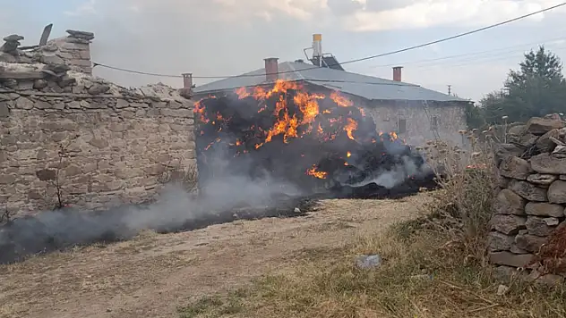 Konya'da bin 200 saman balyası ve iki römork yandı

