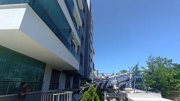 Konya'da binanın dış temizliği için kullanılan vincin zinciri koptu: 1 yaralı 
