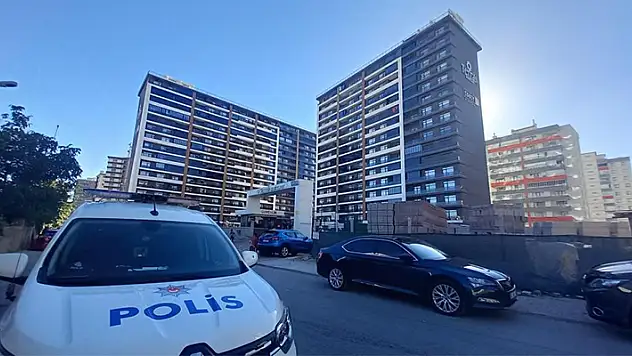 Konya'da binanın terasında yangın çıktı, 3 kişi dumandan etkilendi

