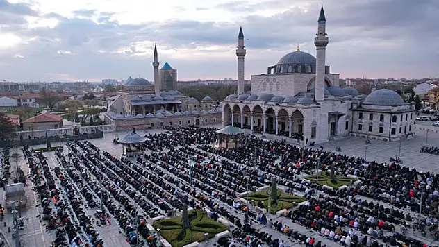 Konya'da binlerce kişi bayram namazında Mevlana Meydanı'nda buluştu
