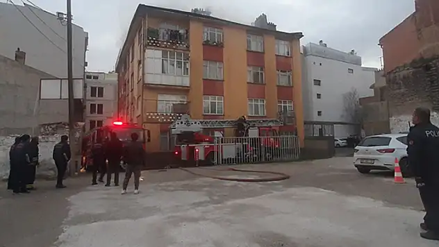 Konya'da bir apartman ile bitişiğindeki otelin çatısında çıkan yangın söndürüldü
