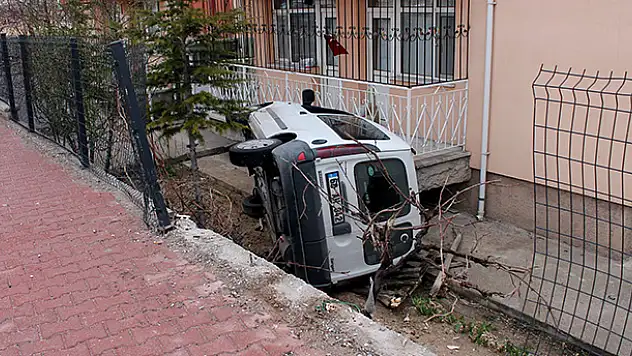Konya'da bir araç evin bahçesine uçtu