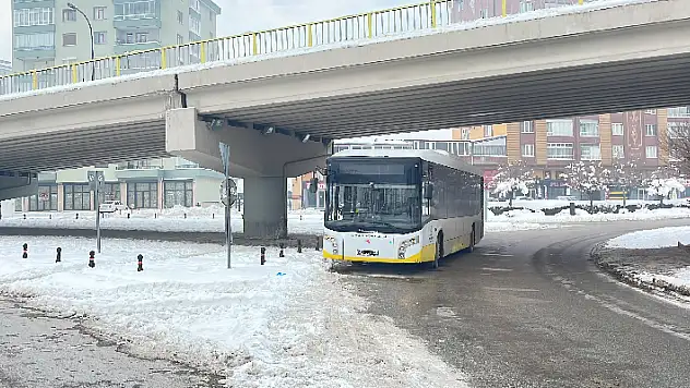 Konya'da bir aracın çarpıp kaçtığı yaralı yoldan geçen otobüsle hastaneye kaldırılırken hayatını kaybetti