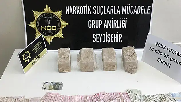 Konya'da bir araçta 4 kilo 55 gram eroin ele geçirildi, 3 zanlı gözaltına alındı