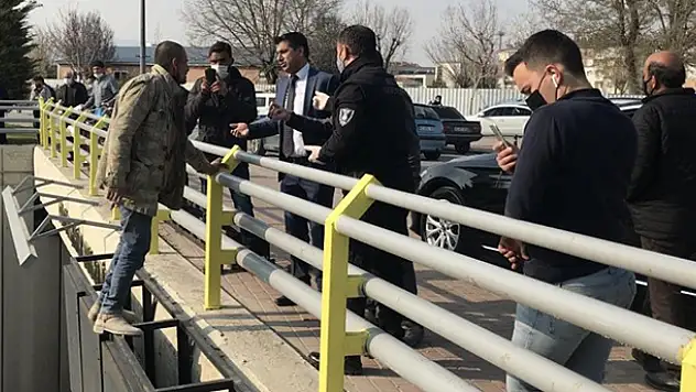 Konya'da bir baba çocuğunu göremediği iddiasıyla altıncı kez köprüden atlamaya çalıştı