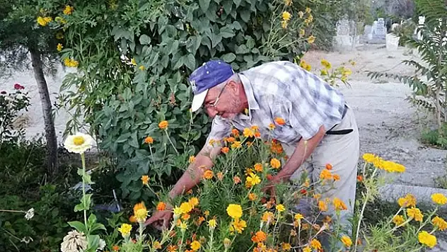 Konya'da bir baba ölen oğlunun mezarını çiçeklerle donattı