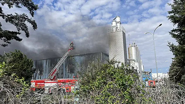 Konya'da bir fabrikaya ait depoda yangın çıktı
