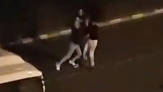 Konya'da bir genç sokak ortasında  tekme tokat dövüldü! O anlar kamerada
