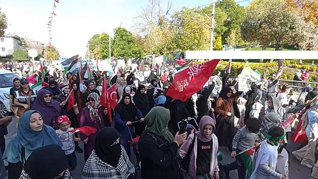 Konya'da bir grup kadın, Cumhuriyet Bayramı'nda Gazze için yürüdü