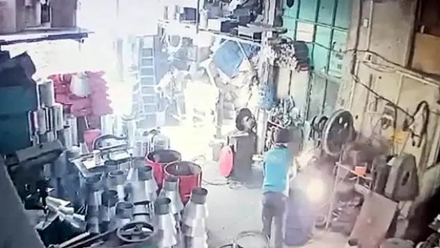 Konya'da bir işçinin ölümüne sebep olan yağ varilinin patlama anı kameraya yansıdı
