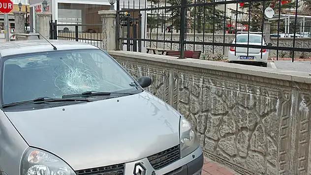 Konya'da bir kadın cezaevine girebilmek için polis aracının camını kırdı