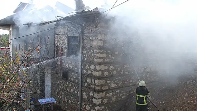 Konya'da bir kişi babaevini ateşe verip itfaiye ekiplerine silah doğrulttu