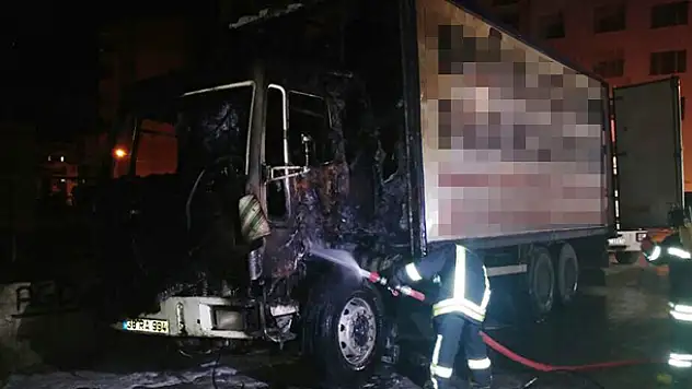 Konya'da bir kişi çalıştığı firmanın kamyonunu yaktı