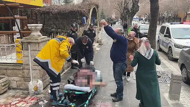 Konya'da bir kişi eşi ile kayınvalidesini sokak ortasında bıçakla yaraladı
