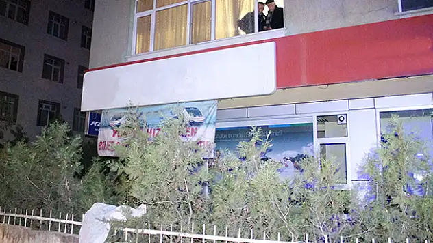 Konya'da bir kişi evinin penceresinden demir korkuluklara düştü