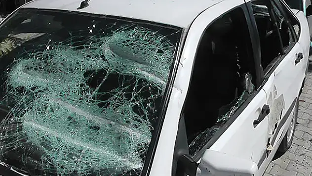 Konya'da bir kişi kavga ettiği komşusunun otomobiline zarar verdi