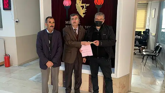 Konya'da bir kişi yolda bulduğu 5 bin lirayı zabıtaya teslim etti
