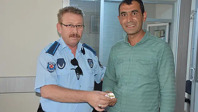 Konya'da bir kişi yolda bulduğu altın küpeleri zabıtalara ulaştırdı
