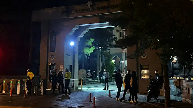 Konya'da bir öğretim üyesi odasında silahla yaralandı! 

