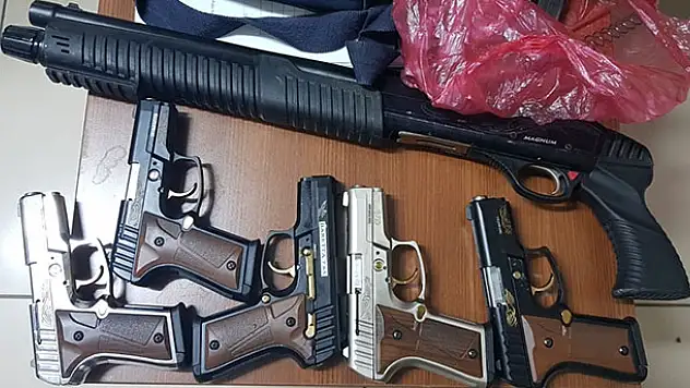 Konya'da bir otomobilde  6 tabanca ve pompalı tüfek bulundu