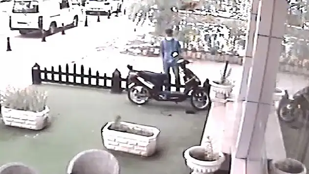 Konya'da bir şüpheli bir saat etrafı kontrol ettikten sonra elektrikli motosikleti çaldı