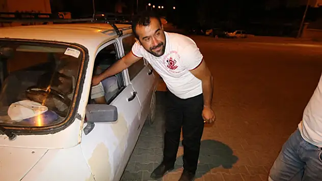 Konya'da bir sürücü yolun ortasında aracında uyuyakaldı