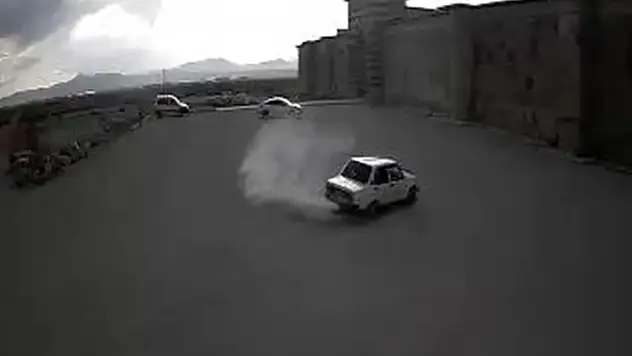 Konya'da bir sürücünün 800 yıllık Zazadın Hanı'nın bahçesinde drift yaptığı anlar kamerada
