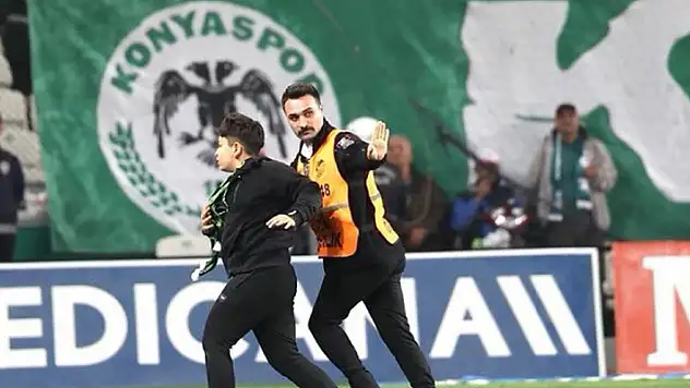 Konya'da bir taraftar sahaya girdi!
