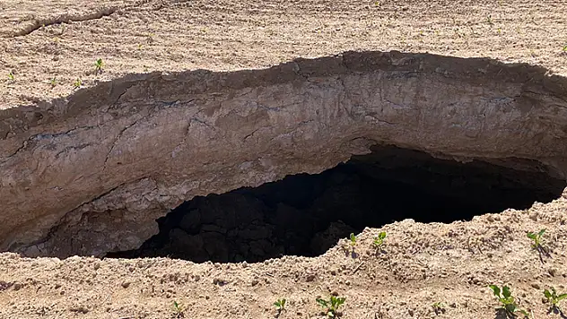 Konya'da bir tarlada 20 metre çapında, 15 metre derinliğinde devasa bir obruk daha oluştu
