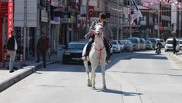 Konya'da bir vatandaş, caddede atla gezintiye çıktı

