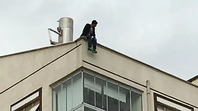 Konya'da bir vatandaş intihar etmek için çatıya çıktı