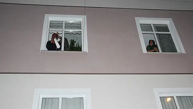 Konya'da bir vatandaş sağlık çalışanlarına alçılı koluyla alkışlayarak destek verdi