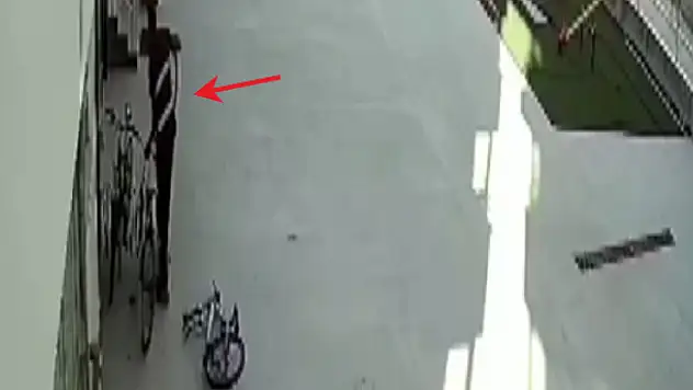 Konya'da bisiklet hırsızlığı! Kilidi kıramayınca tekerini bırakıp bisikleti çaldı