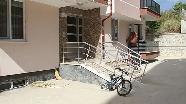Konya'da bisiklet tekeri çalan hırsız kameraya yansıdı