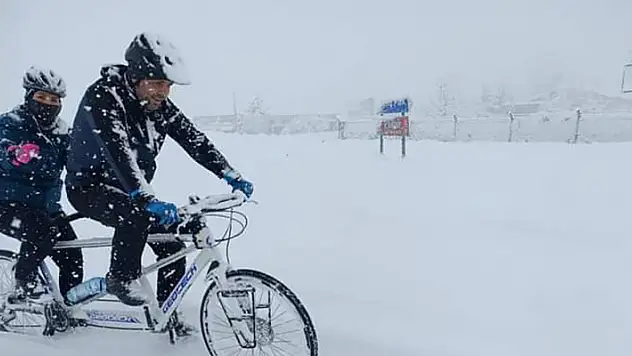 Konya'da bisiklet tutkunları, karda pedal çevirdi
