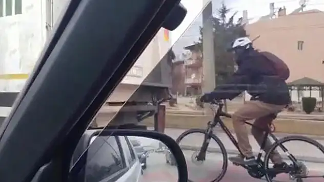 Konya'da bisikletle tehlikeli yolculuk!