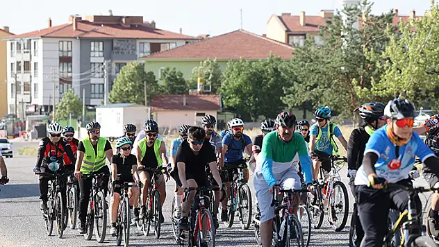 Konya'da bisikletliler, kazada hayatını kaybeden bisikletçi için pedal çevirdiler
