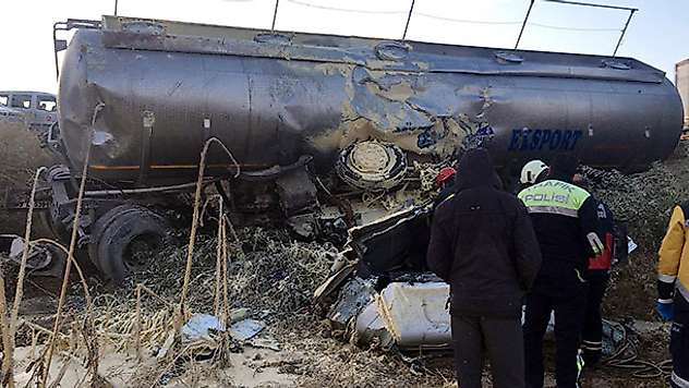 Konya'da bitlisel yağ taşıyan tarker şarampole yuvarlandı: 1 ölü