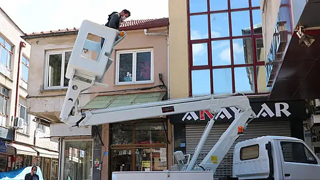 Konya'da boş evde mahsur kalan kediyi belediye ekipleri kurtardı