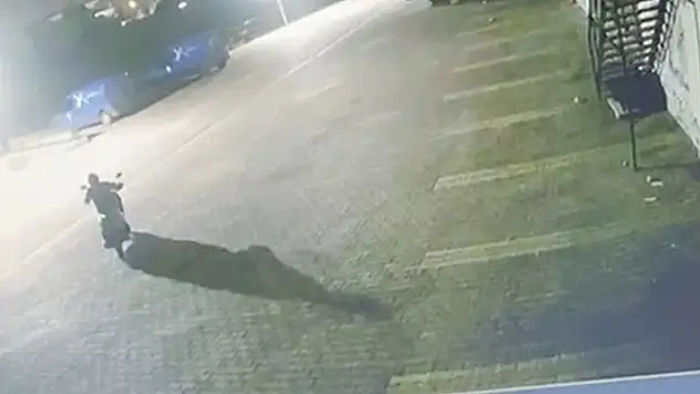 Konya'da büfeden 125 bin lira değerinde hırsızlık yapan şüpheli, komşu iş yerinin kamerasına yakalandı
